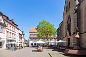 Marktplatz mit Marktkirche, Marktbrunnen, Cafés und Blick in die Marktstraße in Bad Bergzabern, Rheinland-Pfalz, Deutschland