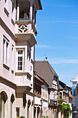 Hausfassaden in der Marktstraße in Bad Bergzabern, Rheinland-Pfalz, Deutschland