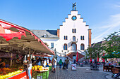 Rathausplatz mit Blick auf das Kulturzentrum Altes Kaufhaus in Landau in der Pfalz, Rheinland-Pfalz, Deutschland