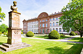 Herzogliches Schloss mit Oberlandesgericht mit Schlosspark und Denkmal Maximilian I. von Bayern in Zweibrücken, Rheinland-Pfalz, Deutschland