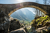 Alte Römerbrücke Ponte dei Salti über Verzasca, Lavertezzo, Verzascatal, Valle Verzasca, Kanton Tessin, Schweiz