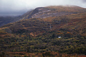 Einzelnes kleines weißes Haus in den Bergen von Kerry. Kleiner Wasserfall. Ardea, Cummers East, County Kerry Irland.