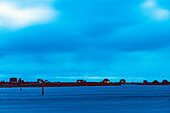 Blick zur blauen Stunde auf die Häuser des Graswarders in Heiligenhafen, Ostsee, Ostholstein, Schleswig-Holstein, Deutschland