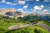 Kehren der Sellapass-Straße mit Sella und Marmolada im Hintergrund, Sellapass, Dolomiten, UNESCO Welterbe Dolomiten, Südtirol, Italien