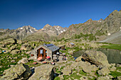 Refuge de Vallonpierre am Lac de Vallonpierre, Valgaudemar, Nationalpark Ecrins, Dauphine, Provence-Hautes Alpes, Frankreich