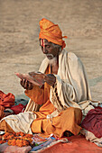 Heiliger Mann im Sangam, Allahabad, Indien