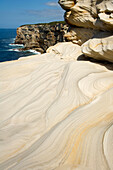 Küstensandsteinfelsen des königlichen Nationalparks und Wasser mit Sandsteinmustern
