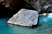 Metamorpher Felsblock des Alaknanda-Flusses, Uttarakhand
