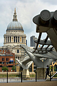 Millenium Bridge und St. Pauls Cathedral, London