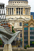 Nahaufnahme der Millenium Bridge und der St. Pauls Cathedral, London
