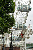 Eine Nahaufnahme eines Teils des London Eye oder Millenium Wheel an einem bewölkten Tag in London, UK