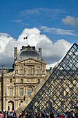 Der Sully-Flügel, Pyramideneingang und Menschen im Louvre, Paris, Frankreich