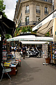 Straßenszene in Paris, Boulevard StGermain mit Cafe de Flore im Hintergrund