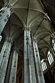 Blick auf die Säulen und die Decke der Renaissance in der Kirche Saint Eustache, Paris, Frankreich
