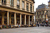 Menschen im Cafe Bar Nemours mit dem Louvre im Hintergrund, Place Colette, Paris, Frankreich