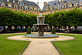 Brunnen auf dem Place des Vosges, Marais, Paris, Frankreich