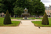 Brunnen auf der Place des Vosges, Marais, Paris, Frankreich