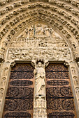 Geschnitzte Steindetails auf der Vorderseite der Kathedrale Notre Dame, Paris, Frankreich