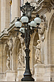 Laternenpfahl und Skulpturen an der Vorderseite der Pariser Oper, Frankreich, Ile-de-France, Paris, Frankreich