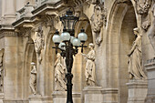 Laternenpfahl und Skulpturen an der Vorderseite der Pariser Oper, Frankreich, Ile-de-France, Paris