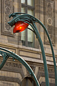 Nahaufnahme einer Art-Deco-Metro-Leuchte durch den Louvre, Paris, Frankreich