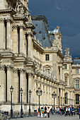 Architektonische Details und Statuen im Richelieu-Flügel des Louvre-Museums, Paris, Frankreich