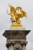 Vergoldete Bronzestatue des Ruhmes, geflügeltes Pferd, Pont Alexandre III, Paris, Frankreich