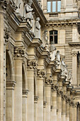Architektonische Details und Statuen im Richelieu-Flügel des Louvre-Museums, Paris