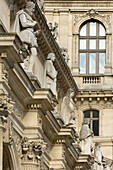 Architektonische Details und Statuen im Richelieu-Flügel des Louvre-Museums, Paris, Frankreich