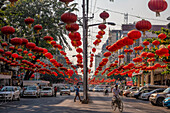 Yangon-Straße geschmückt mit roten chinesischen Laternen, Myanmar, Asien