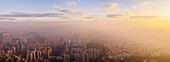 Hongkong bei Sonnenaufgang mit Nebel