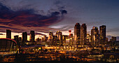 Das Stadtbild von Calgary leuchtet bei Sonnenuntergang, Kanada