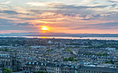 Edinburgh Stadtbild von Carlton Hill bei Sonnenuntergang gesehen, UK