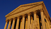 US Capitol Building mit Skulpturen in der Dämmerung, Washington DC, USA