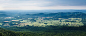 Shenandoah Valley Vista, erhöhter Blick über die hügelige Landschaft, Felder und Bauernhöfe in Virgini.