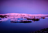 Eisschollen in Island in rosa Licht in der Abenddämmerung