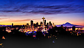 Mount Rainer hinter der modernen Skyline von Seattle in einer farbenfrohen Winterdämmerung, USA
