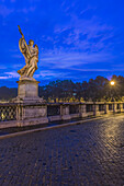 Eine Engelsstatue auf der Engelsbrücke (Sant'Angelo) in Rom, Italien, in der Abenddämmerung