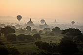 Heißluftballons schweben in der Luft über der Tempelebene in Mandalay, Myanmar