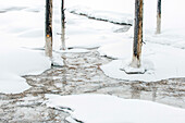 Die Landschaft des Yellowstone-Nationalparks im Winter, ein breiter Fluss, Pinienwälder und Bäume im Eis.