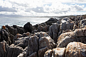 Die Felsen an der Küste von De Kelders mit Blick auf den Ozean, Südafrika