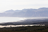Blick auf eine Bergkette und eine Flussmündung, Nebel und Meeresbrandung, Küstenlinie, Klein Mountains, Südafrika