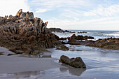 Ein einsamer Strand, schroffe Felsen und Felspools an der Atlantikküste, Südafrika