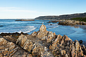 Ein einsamer Strand, schroffe Felsen und Felspools an der Atlantikküste, Südafrika