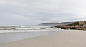 Die zerklüfteten Felsen und die Küste der Atlantikküste am Grotto Beach, einem breiten Strand in der Nähe von Hermanus, Südafrika