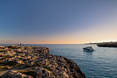 Boot ankert in der Bucht von Playa de Son Xoriguer, Menorca, Balearen, Balearische Inseln, Spanien, Europa