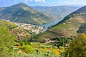 Blick auf die Einmündung des Flusses Pinhao in den Fluss Douro im Weinbaugebiet Alto Douro bei Pinhao, Portugal