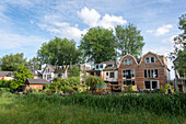 Charakteristische Wohnhäuser am Schellingwouderdijk, Amsterdam, Noord-Holland, Niederlande
