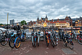 Fahrräder, dahinter Amsterdam Centraal, Hauptbahnhof, Amsterdam, Noord-Holland, Niederlande