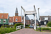Wilkelmina Brug, wooden bridge, traditional dwelling houses, Marken peninsula, Waterland, North Holland, Netherlands